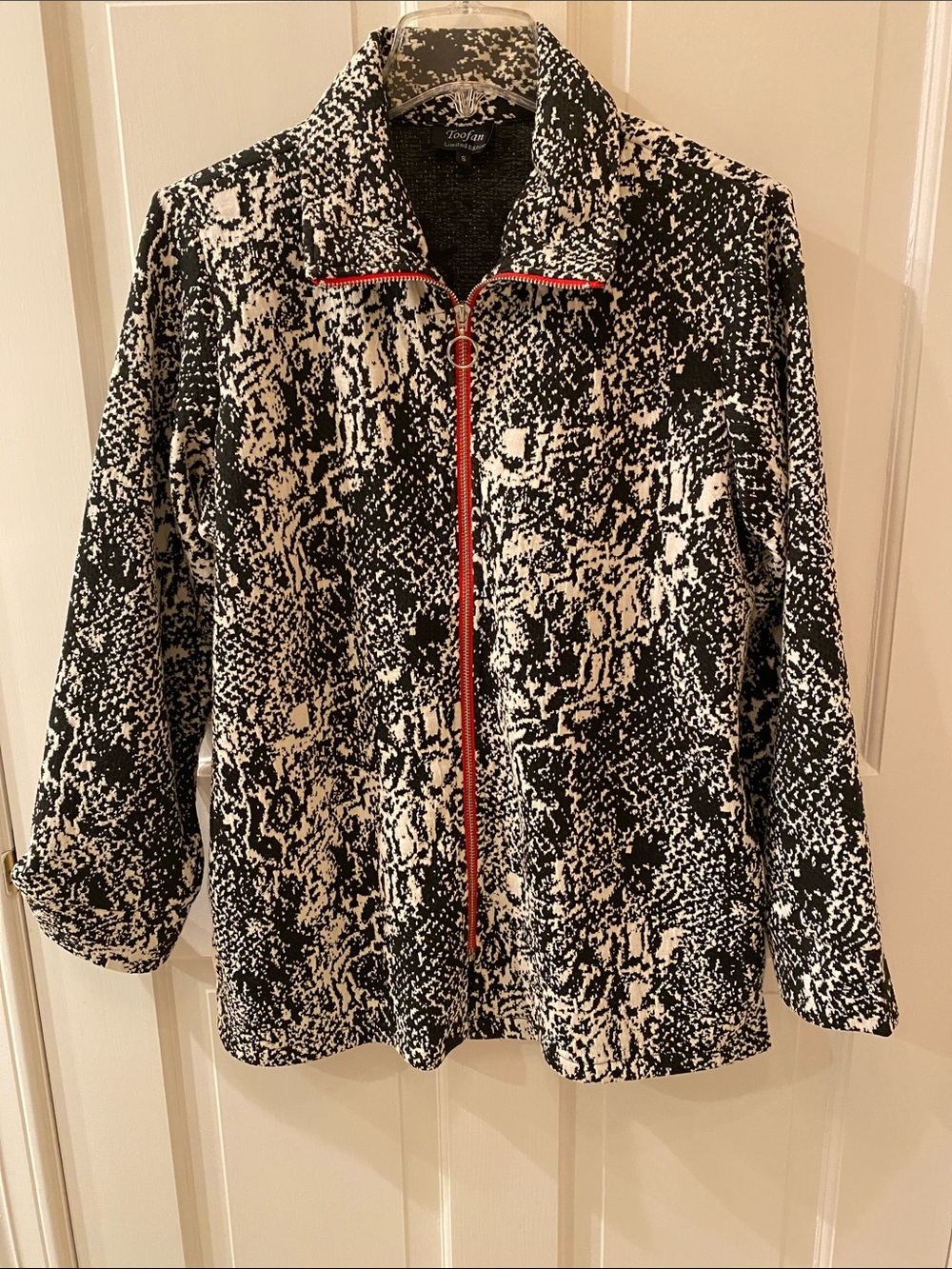 Toofan Woman’s Black & White Abstract Cotton Knit Jacket • Red Front Zipper